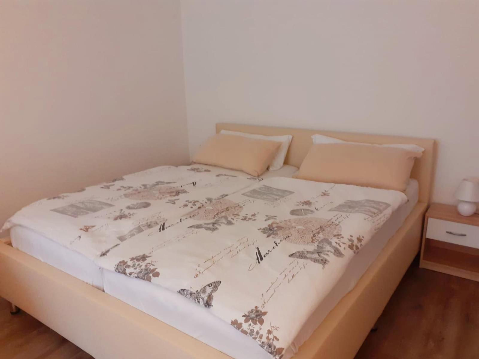 Ferienwohnung Am Kurpark, ไกลิงเงน ภายนอก รูปภาพ